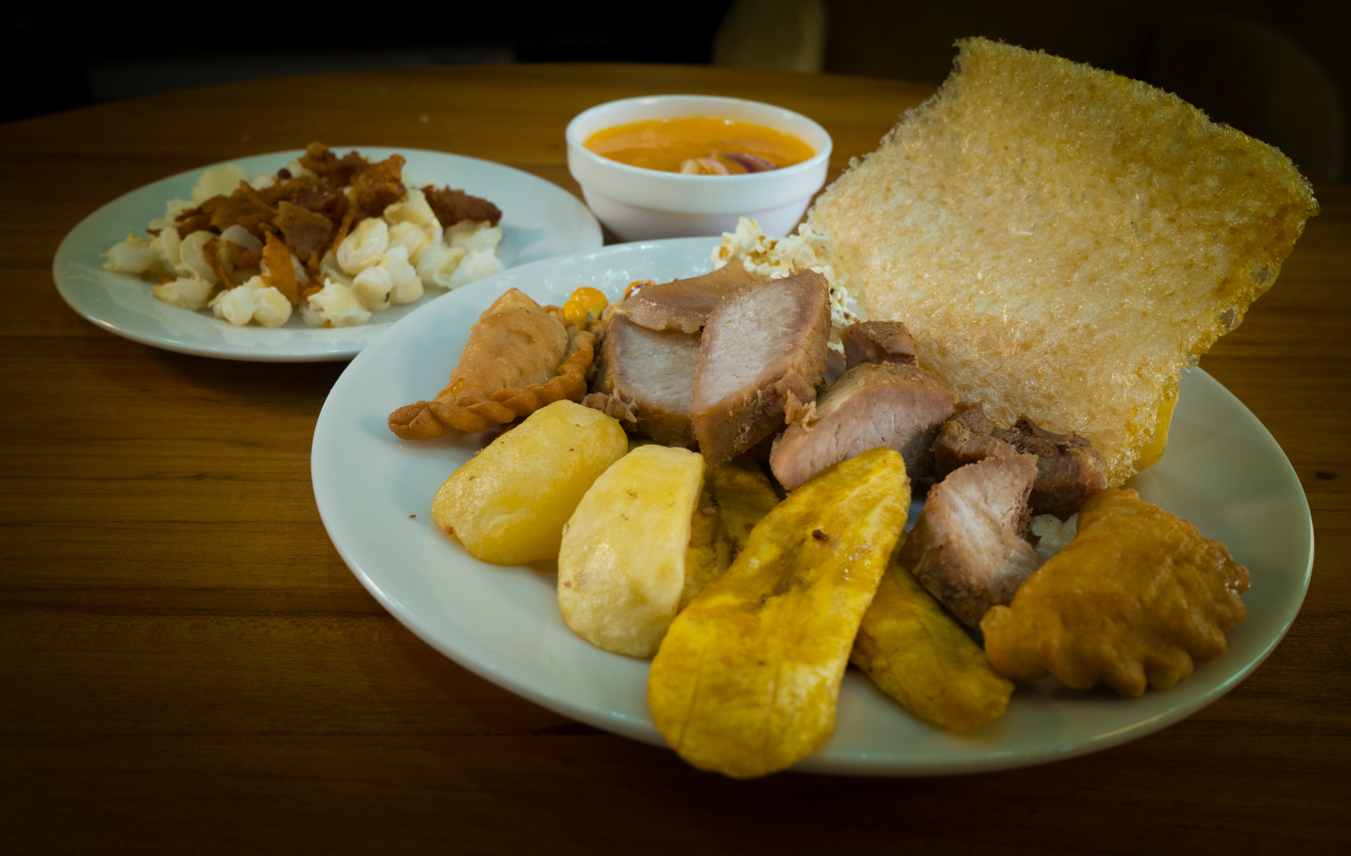 Bandeja de chugchucaras tradicionales de Latacunga